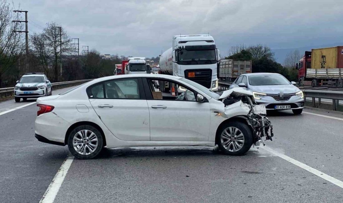 TEM’de otomobil tıra arkadan çarptı: Trafik aksadı TEM Otoyolu’nun Kocaeli geçişinde tıra arkadan çarpan otomobilin sürücüsü yaralandı.