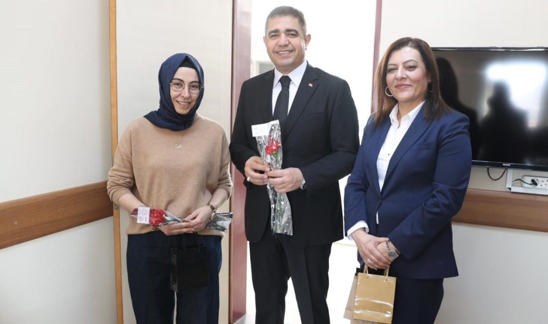 Vali Aslan, 8 Mart Kadınlar Gününde kadın çalışanlara çiçek vererek kutladı DÜZCE(İHA) – Düzce Valisi Selçuk Aslan ve eşi Pınar Aslan,