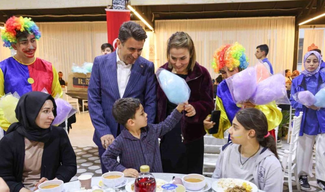 Bilecik’te yetim, öksüz çocuklar ve aileleriyle birlikte iftar programında bir