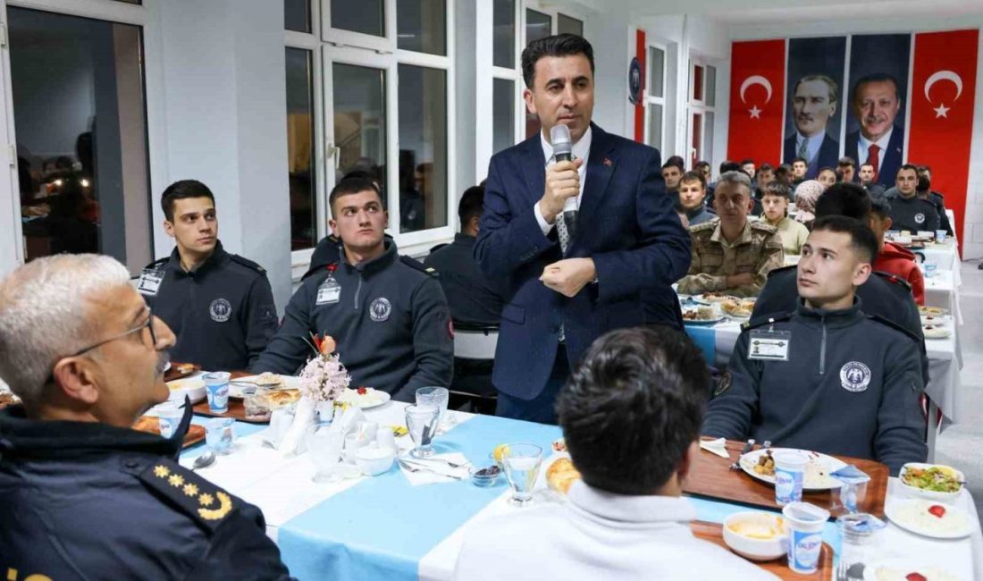 Vali Aygöl, polis adaylarıyla bir araya geldi Bilecik Valisi Şefik Aygöl, il protokolü ile birlikte polis adaylarıyla