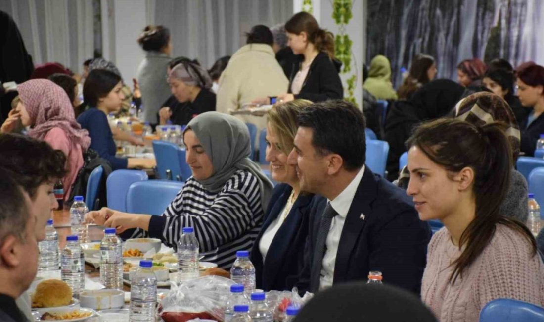 Vali öğrencilerle iftarda buluştu Bilecik Valisi Şefik Aygöl, Gençlik ve Spor İl Müdürü Ramazan