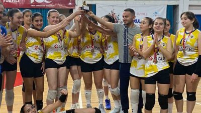 DÜZCE(İHA) – Düzce 18 Temmuz Spor Salonunda yapılan Voleybol Mahalli