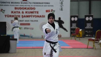 Sakarya Büyükşehir Belediyesi Wushu sporcusu Ayşe Sude Akyüz, Yalova’da gerçekleştirilen