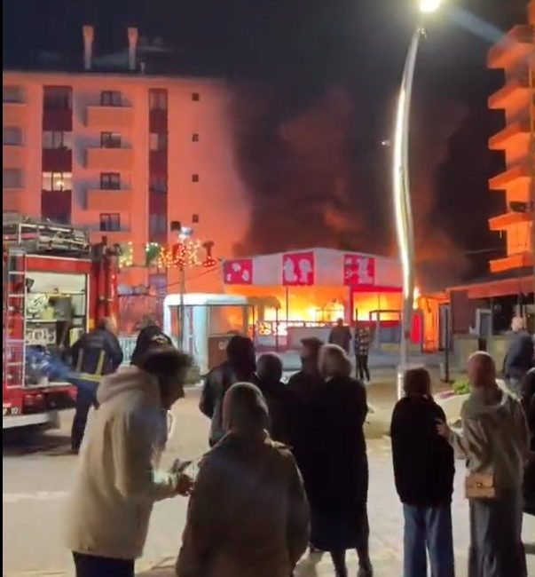 Yalova’da lunaparkta yangın Yalova’da kapalı olan bir lunaparkta çıkan yangın itfaiye ekipleri tarafından