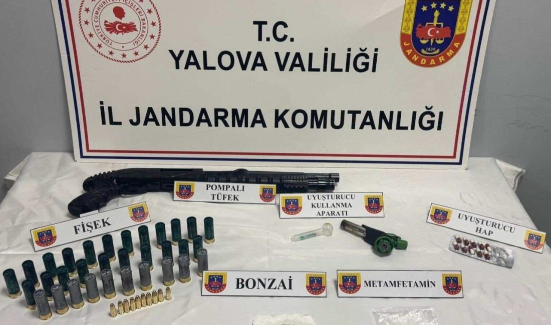 Yalova’da otomobilde uyuşturucu ele geçirildi Yalova’da durdurulan bir otomobilde uyuşturucu madde ve silah ele geçirildi.