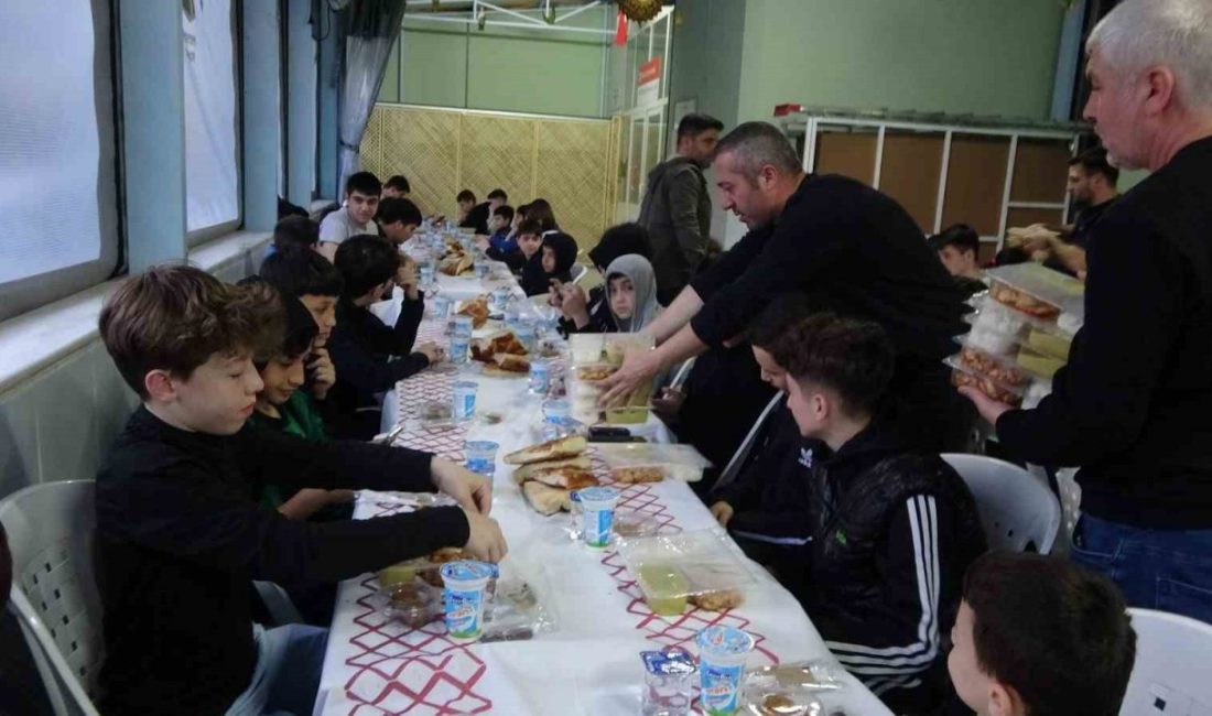 Kocaeli’nin İzmit ilçesindeki Mevlana Camisi’nde düzenlenen iftar programında 120 çocuk,