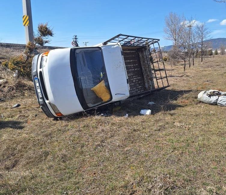 Bolu’nun Gerede ilçesinde kontrolden çıkan kamyonet tarlaya uçtu. Kazada 2