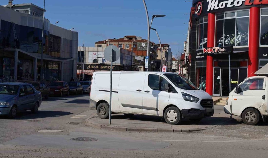 Sakaya Büyükşehir Belediyesi zabıta ekipleri, vatandaşların yaya yollarına park ettiği