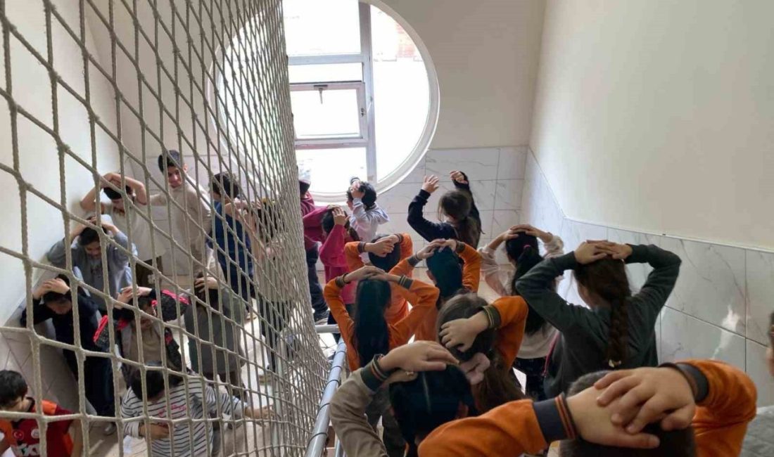 Darıca’daki 11 okulda afet farkındalık eğitimi ve tahliye tatbikatı gerçekleştirildi.