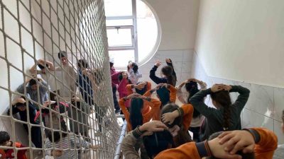 Darıca’daki 11 okulda afet farkındalık eğitimi ve tahliye tatbikatı gerçekleştirildi.