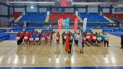 DÜZCE(İHA) – Okul sporları badminton küçükler grup müsabakaları Düzce’de başladı.