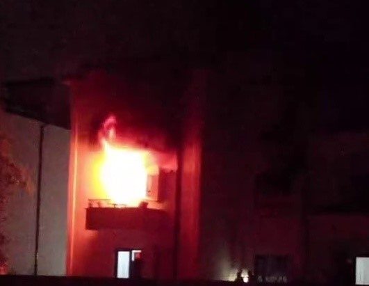 3 katlı binada korkutan yangın: 1’i çocuk 6 kişiyi itfaiye kurtardı Sakarya’nın Akyazı ilçesinde 3 katlı binanın ikinci katında çıkan yangın