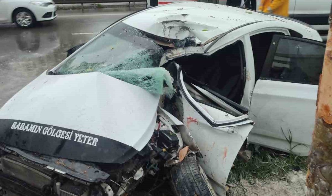 Adapazarı’nda ağaca çarpıp hurdaya dönen otomobildeki 2 kişi yaralandı Sakarya’nın Adapazarı ilçesinde kontrolden çıkarak yol kenarındaki ağaca çarpan araçtaki