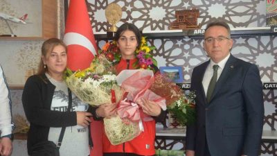 Estonya’da düzenlenen Avrupa Kulüpler Taekwondo Şampiyonasında altın madalya kazanan sporcu