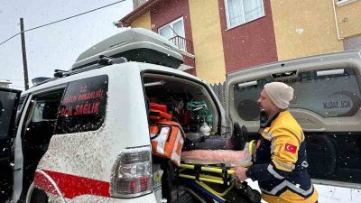 Bolu’nun Gerede ilçesinde, kar kalınlığının 30 santimetreyi aştığı köy yolunda