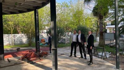 Başiskele Sahili’ne inşa edilen Kitap Kafe’de çalışmalar devam ediyor. Mekan,