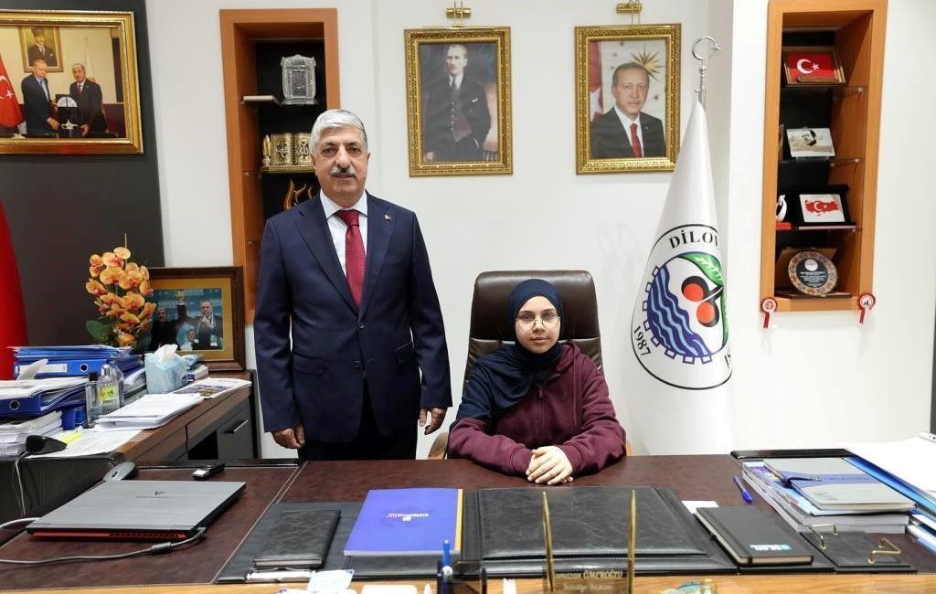 Başkan Ömeroğlu koltuğunu Rubeyda’ya emanet etti Dilovası Belediye Başkanı Ramazan Ömeroğlu, 23 Nisan Ulusal Egemenlik ve
