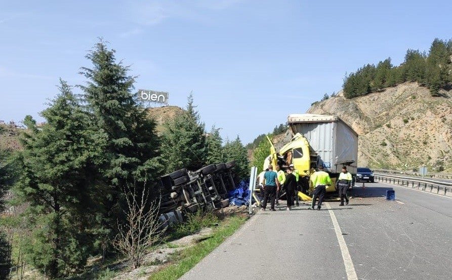 Bilecik’te 2 tırın çarpışmasını sonucu meydana gelen trafik kazasında 3 kişi yaralandı Bilecik’te arıza yaparak yolun sağ tarafındaki emniyet şeridine park eden