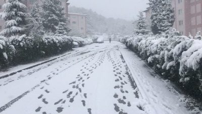 Bilecik ve bazı ilçelerinde sabaha kaşı başlayan kar yağışı araçları,