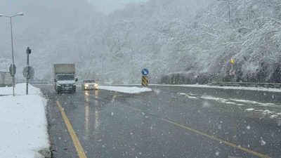 Düzce’de bazı bölgelerde hem güneş hem kar yağışı etkili oluyor.