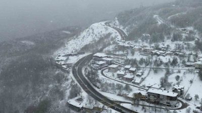 Türkiye’nin en önemli geçiş güzergahı Bolu Dağı’nda nisan ayında yağan