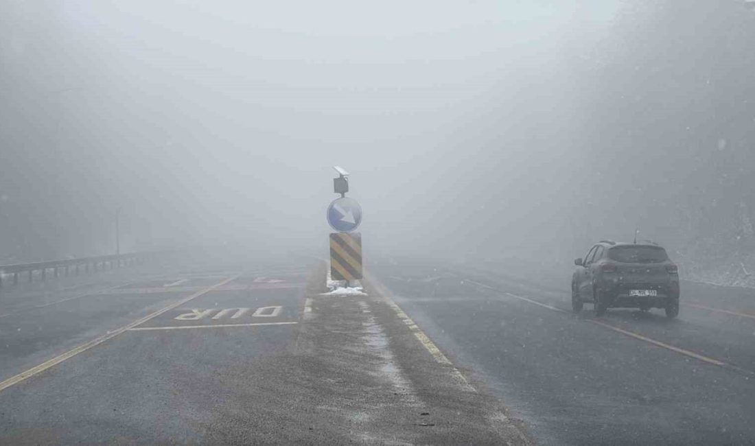 Bolu Dağı’nda hafif kar ve sis etkili oluyor: Görüş mesafesi 30 metre Bolu’nun yükseklerinde kar yağışı başladı. Türkiye’nin önemli geçiş noktalarından biri