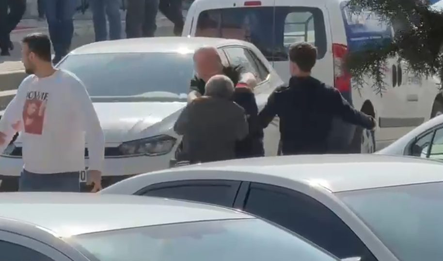 Bolu’da sokak ortasında yumruklar havada uçuştu Bolu’da sokak ortasında tartışan iki kişi, yumruk yumruğa kavga etti.