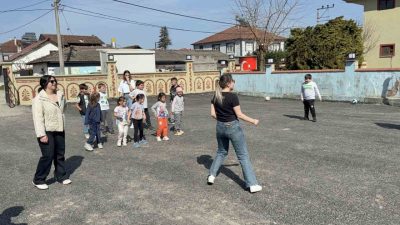 Düzce Üniversitesi öğrencileri, burslarından artırdıkları paralarla Bostanlık köyünde yaşayan çocuklara