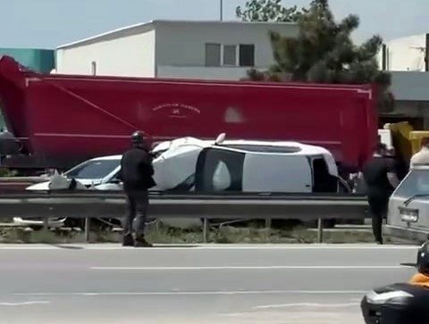 Çarpıştığı otomobil ile bariyer arasında sıkıştı Sakarya’nın Arifiye ilçesinde iki otomobilin çarpışması neticesinde trafik kazası meydana