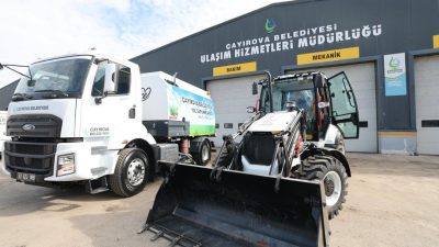 Çayırova Belediye Başkanı Bünyamin Çiftçi, yol süpürme aracı ve kepçeyi