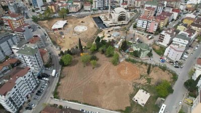 Çayırova Belediye Başkanı Bünyamin Çiftçi, Çayırova Kent Meydanı’nda yürütülen çalışmaları