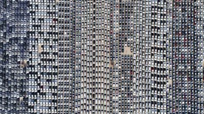 Çin’den dev gemiyle Kocaeli’deki Safiport Limanı’na getirilen binlerce araç havadan