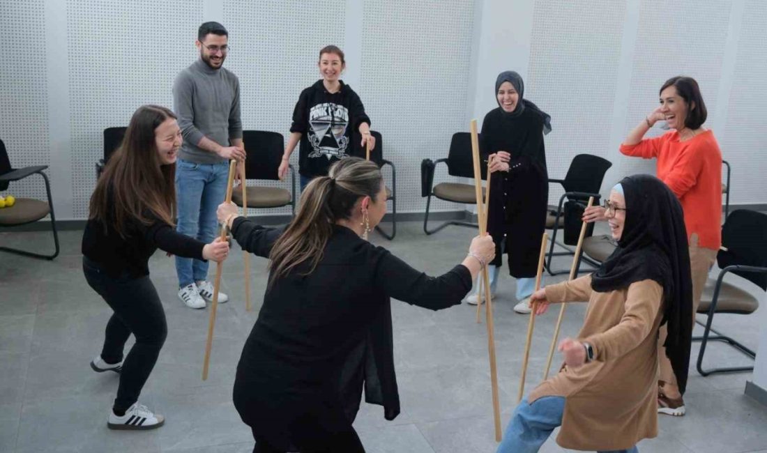 Çocuklar ve gençlere özgüven aşılandı Kocaeli’de çocuklar ve gençlerle bir araya gelen tiyatro sanatçısı Pınar