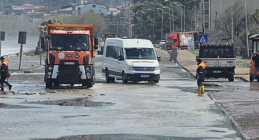 Dalgaların dövdüğü sahil yolunda hasar oluştu Kastamonu’nun Cide ilçesinde etkili olan fırtına sırasında dalgalar sahili dövdü.