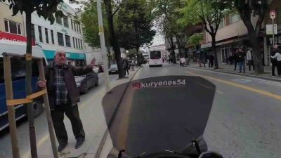 Sakarya’da depreme motosiklet üzerinde yakalanan bir kurye panik anlarını saniye
