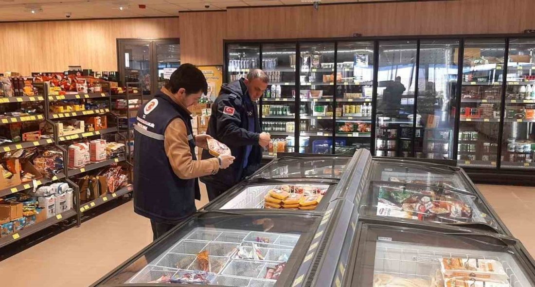 Dilovası Belediyesi Zabıta Müdürlüğü ekipleri, ilçede faaliyet gösteren yemek firmaları