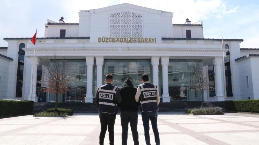 Düzce’de 26 bin şahıs sorgulandı, aranan 50 kişi yakalandı DÜZCE(İHA) – Düzce’de polis ve jandarma ekipleri tarafından suçların azaltılması,