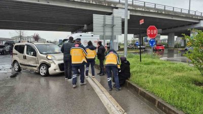 Düzce’de kavşakta iki otomobilin çarpışması sonucu meydana gelen kazada 2
