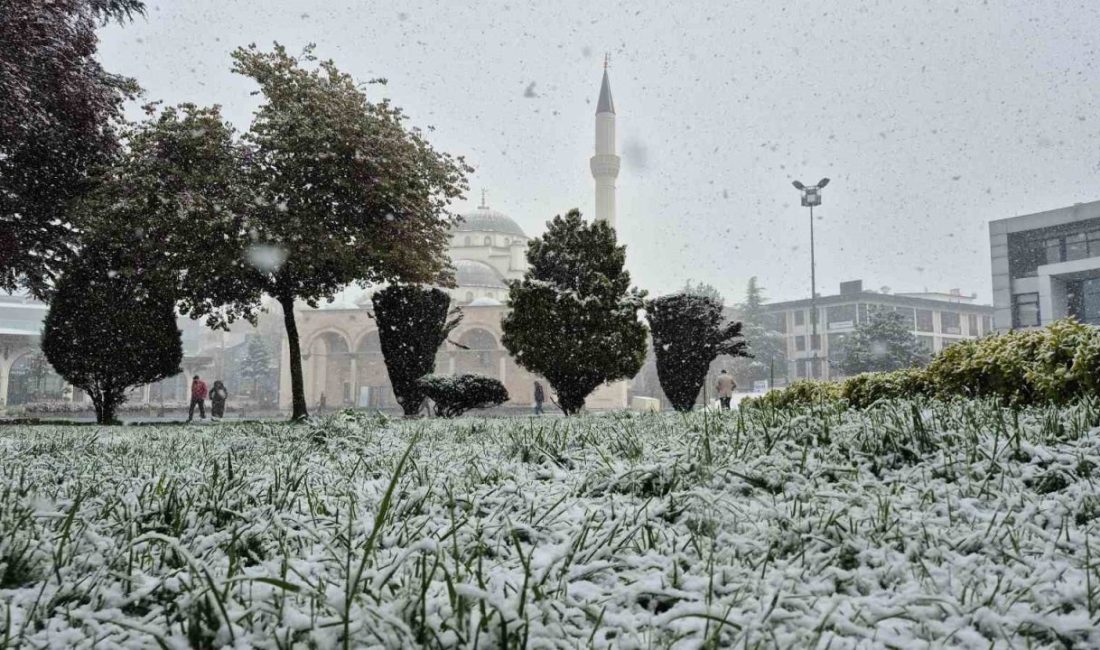 Düzce’de kent merkezi beyaza büründü DÜZCE (İHA) – Düzce’de etkili olan kar yağışıyla birlikte kent