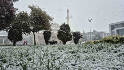DÜZCE (İHA) – Düzce’de etkili olan kar yağışıyla birlikte kent