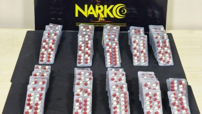 Düzce’de polis ekipleri tarafından yapılan çalışmalarda uyuşturucu sattığı belirlenen 3