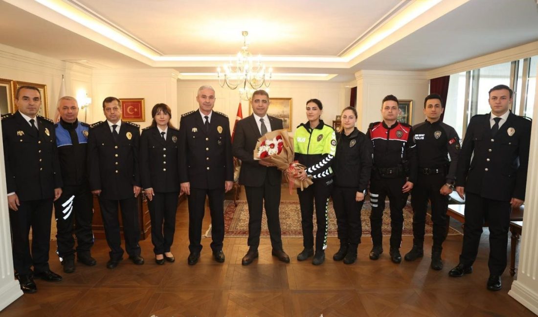 Emniyet mensuplarını makamında ağırladı DÜZCE(İHA) – Düzce Valisi Selçuk Aslan, 10 Nisan Polis Haftası