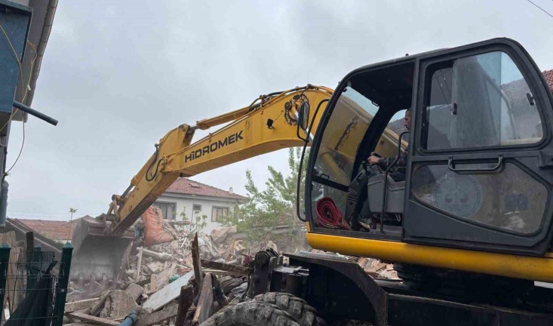 Erenler’de metruk binalar yıkılıyor Vatandaşların can ve mal güvenliğini tehdit eden metruk binalara karşı