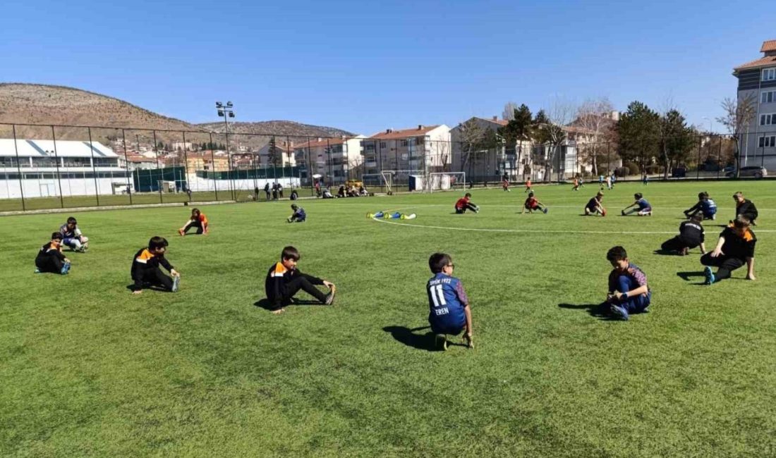 Futbol antrenmanları aralıksız devam ediyor Bozüyük’te Gençlik ve Spor Bakanlığı’nın (GSB) destekleriyle düzenlenen futbol antrenmanları,