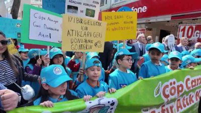 Gebze’de Sıfır Atık Projesi kapsamında öğrenciler farkındalık yürüyüşüne katılarak çevre