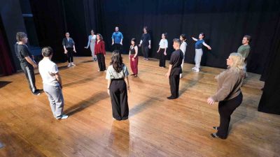 İzmit’te bulunan ve Cumhuriyet tarihinin ilk eserlerinden olan Halkevi’nde gençler