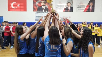 Gölcük’te okullar arasında düzenlenen spor müsabakalarında dereceye giren takımlar ödüllendirildi.