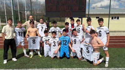 Bilecik’te oynanan bir futbol müsabakasını yönetecek hakem maça geç gelince