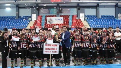 Genç yeteneklerin kültürümüzü sahneye taşıdığı Okul Sporları Halk Oyunları yarışmasına