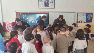 Bilecik’in Bozüyük ilçesinde yapılan ihbarla bir okula giden polisler, öğrencilerin